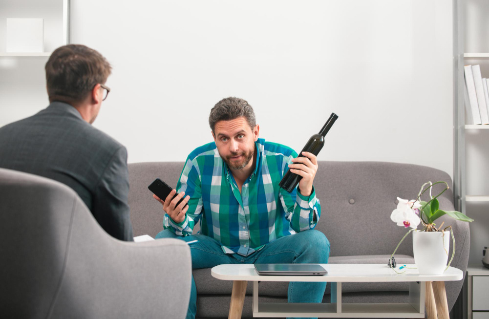 Как психолог может помочь при алкоголизме: когда стоит обратиться за поддержкой